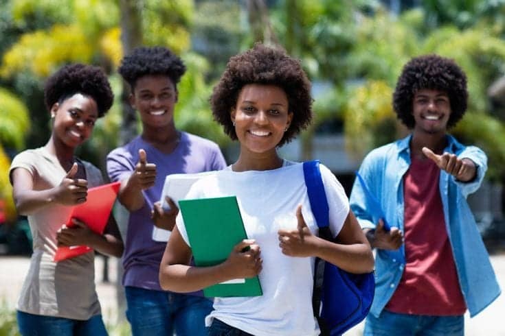 Étudiants sur un campus, documents en main